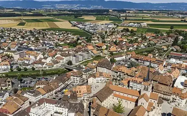 Vue aérienne de l'agglomération sédunoise et de la plaine du Rhône