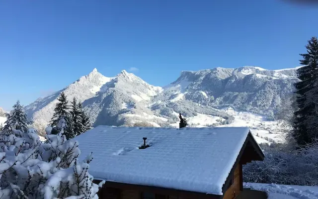 PAC en altitude — chalet enneigé dans les stations valaisannes