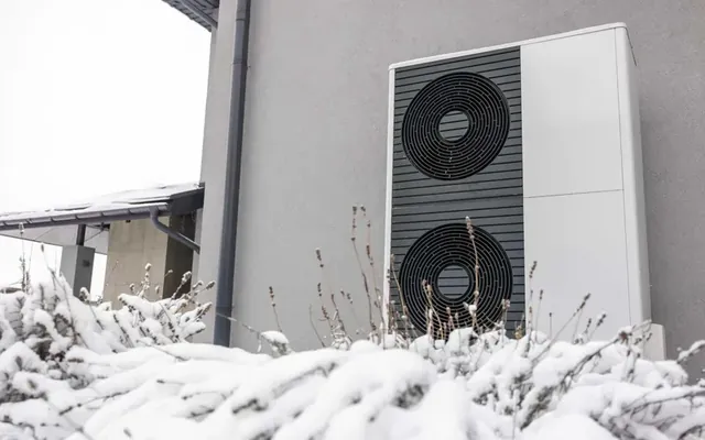 PAC air-eau en hiver à Sion — groupe extérieur sous le brouillard