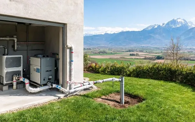 Local technique d'une pompe à chaleur eau-eau sur nappe phréatique dans une villa du Valais central