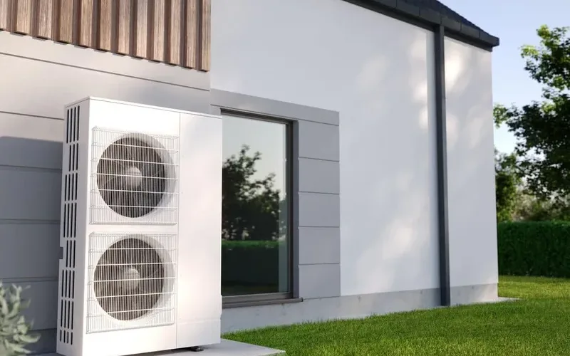 Pompe à chaleur air-eau à Sion — groupe extérieur installé